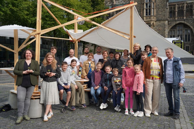 Gruppe mit Kindern auf einem Möbelstück