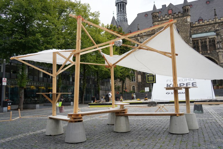 Holzkonstruktion mit Betonfüßen