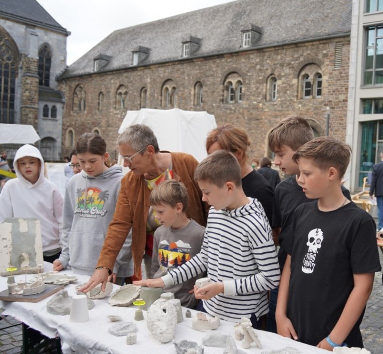 Kinder präsentieren Kunstwerke