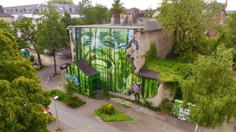 Ein Bunker mit einem Bild eines Waldes auf der Fassade.