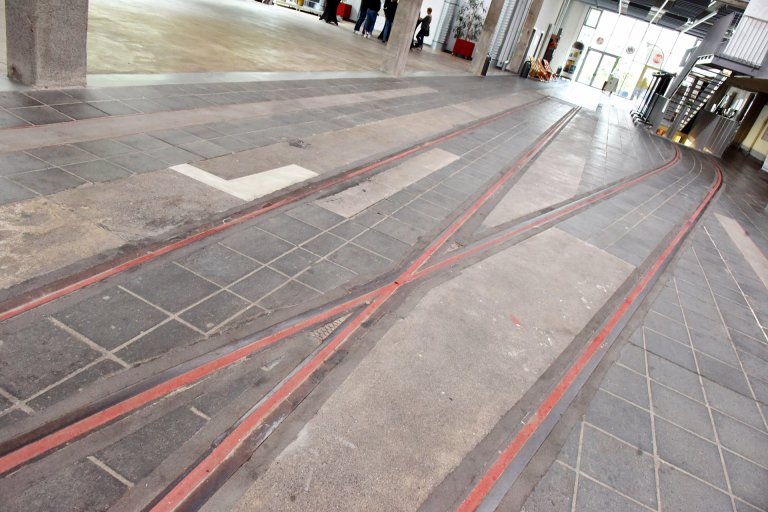 Schienenstränge in einer alten Halle