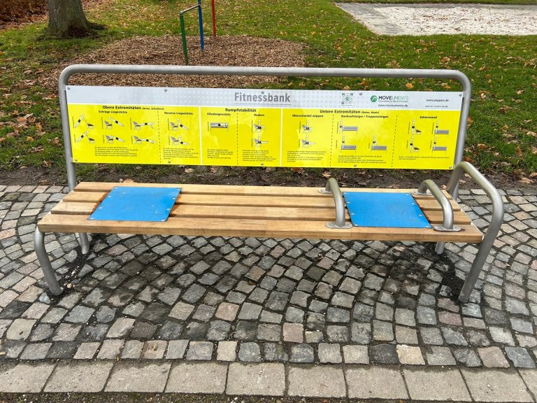 Klare Anweisungen für mehr Bewegung: Die Fitnessbank an der Kaiser-Friedrich-Allee ergänzt die beliebte Laufstrecke. Bank für Training
