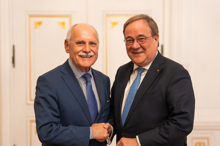 Armin Laschet und Dr. Jürgen Linden schütteln sich die Hand.