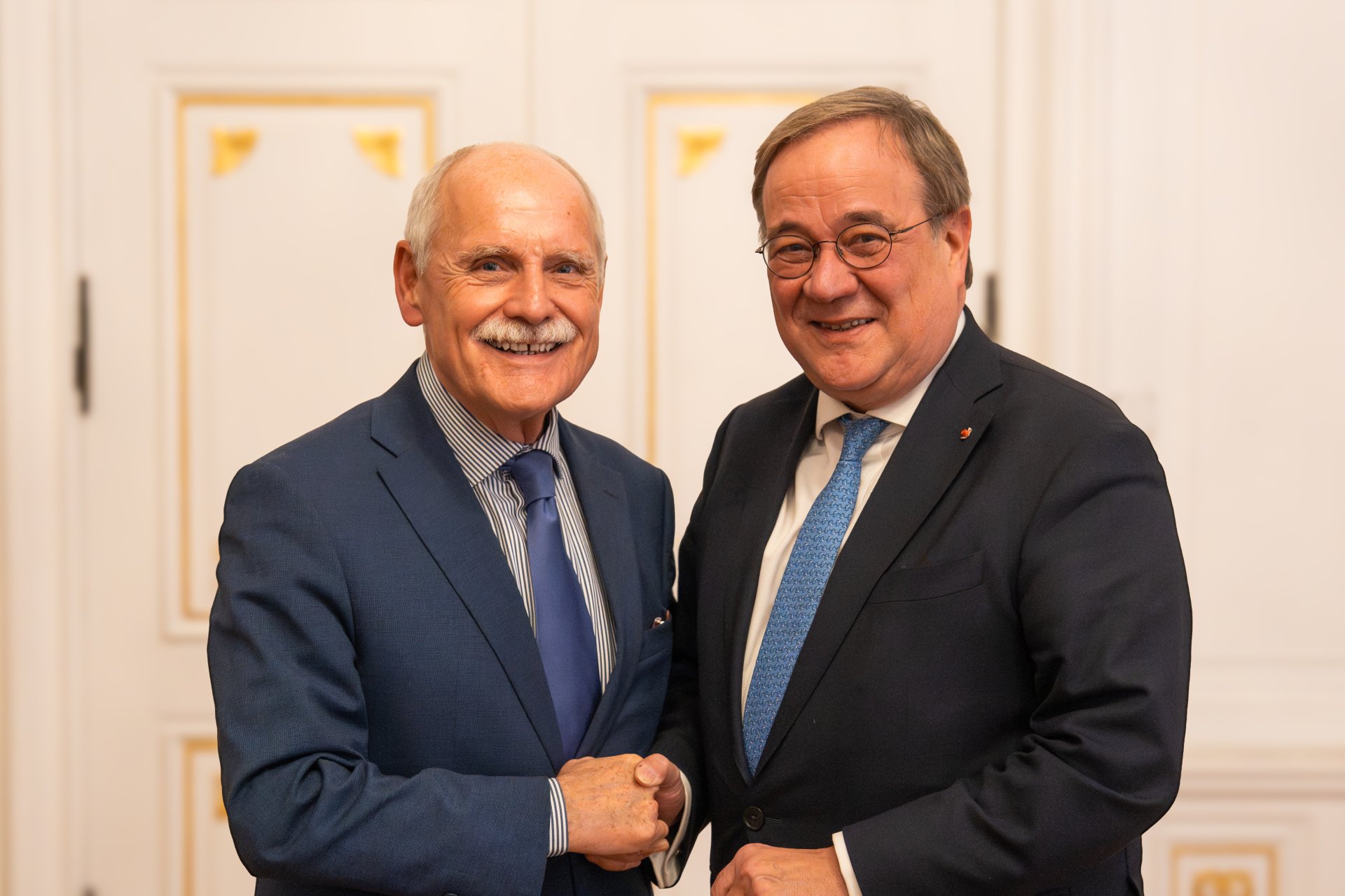 Armin Laschet und Dr. Jürgen Linden schütteln sich die Hand.