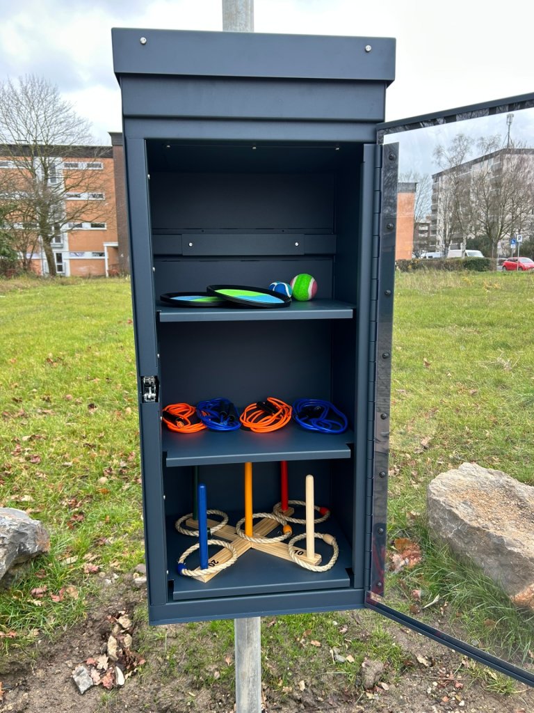 Box mit Sportgeräten