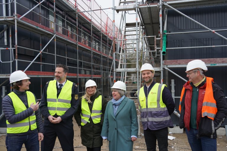 Die Interimswache wächst in die Höhe: Das freut (v.l.) Henning Holzapfel (Gebäudemanagement), Maximilian Nüßler (Feuerwehr Aachen), Gesche Arns-Büsker, Gabriele Hajok (beide Gebäudemanagement), Marco Gombert und Harald Schick (Firma FEPS).