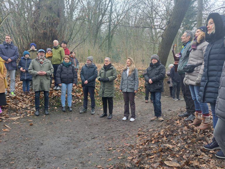 Rund um Heiko Thomas, Beigeordneter für Klima und Umwelt, Stadtbetrieb und Gebäude der Stadt Aachen, Oberbürgermeisterin Sibylle Keupen und Madeleine Genzsch, Projektleitung Eine Welt Forum Aachen e. V., (Mitte) hatten sich am vergangenen Valentinstag viele Baumbegeisterte an der neuen Liebesbaumallee versammelt. 