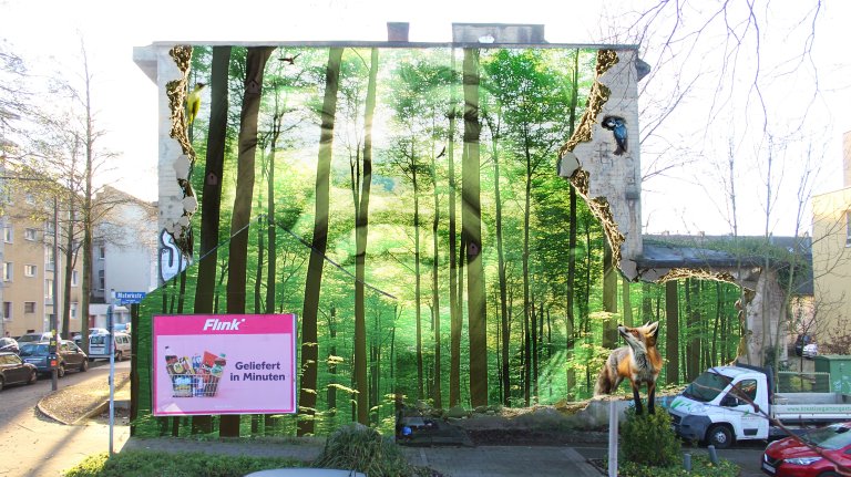 Illustration einer Bunkerwand eines sonnendruchfluteten Waldes mit einem lachenden Gesicht und einem Fuchs.