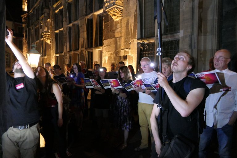 Die „Lange Chornacht“ mit dem mitternächtlichen „Farewell“ vor dem Rathaus vereinigt die große, beeindruckende Schar Chorschaffender Aachens und seiner Umgebung zum großen Finale.