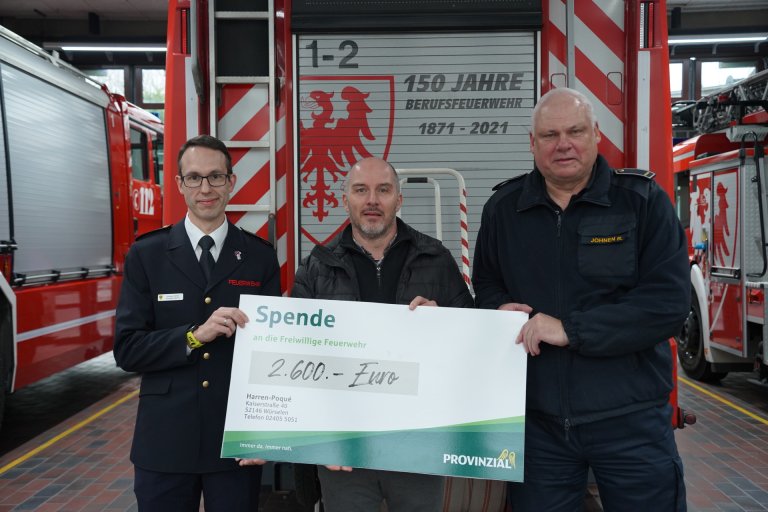 Die Freiwillige Feuerwehr erhält eine Spende