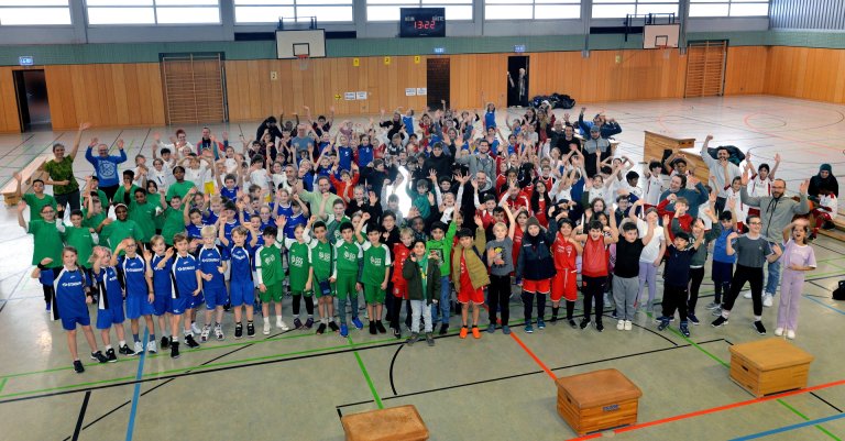 Fair, fröhlich, bunt, sozial und lautstark: Beim Basketballturnier der Grundschulen gewinnen alle – nicht nur mit einem Pokal in der Hand