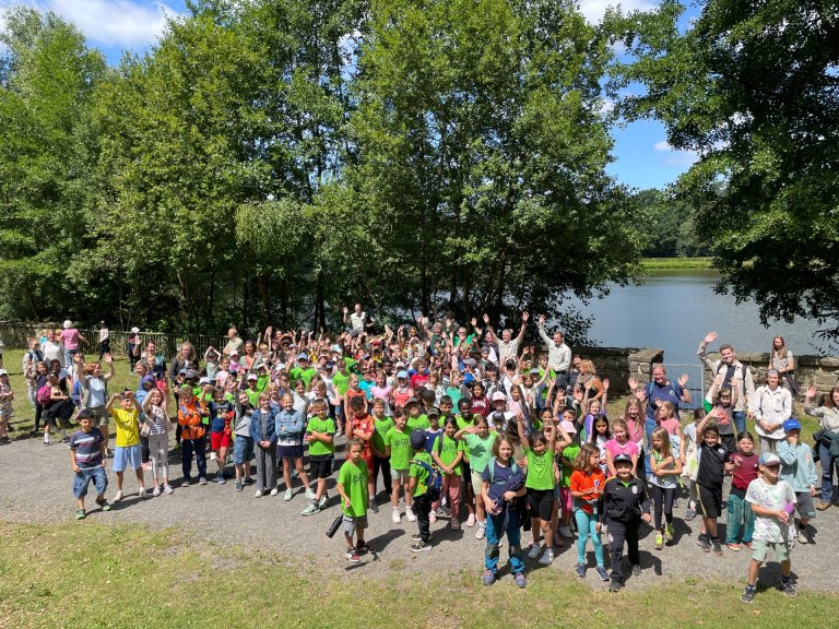 Kinder im Wald