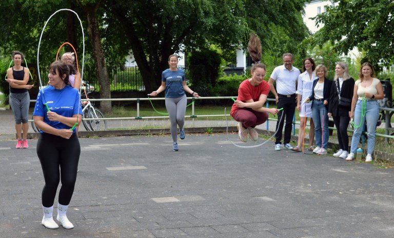 Menschen beim Sport im Park