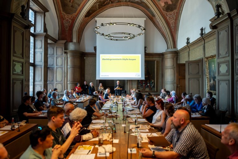 Bürger*innenrat 14.06.2025 Ein voller Sitzungssaal im Rathaus