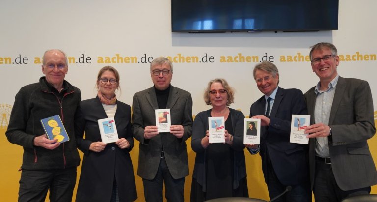 (v.l.n.r.) Daniela Krien erhält den Walter-Hasenclever-Literaturpreis 2025 der Stadt Aachen: Im Rahmen eines Pressegesprächs wurde die aktuelle Preisträgerin von Martin Schwoll (Geschäftsführer Buchhandlung Backhaus), Bettina Baumann (Einhard-Gymnasium), Axel Schneider (Vorsitzender der WH-Gesellschaft und der Jury), Bürgermeisterin Hilde Scheidt, Olaf Müller (Leiter Kulturbetrieb Aachen) und Kulturdezernent Heinrich Brötz vorgestellt.