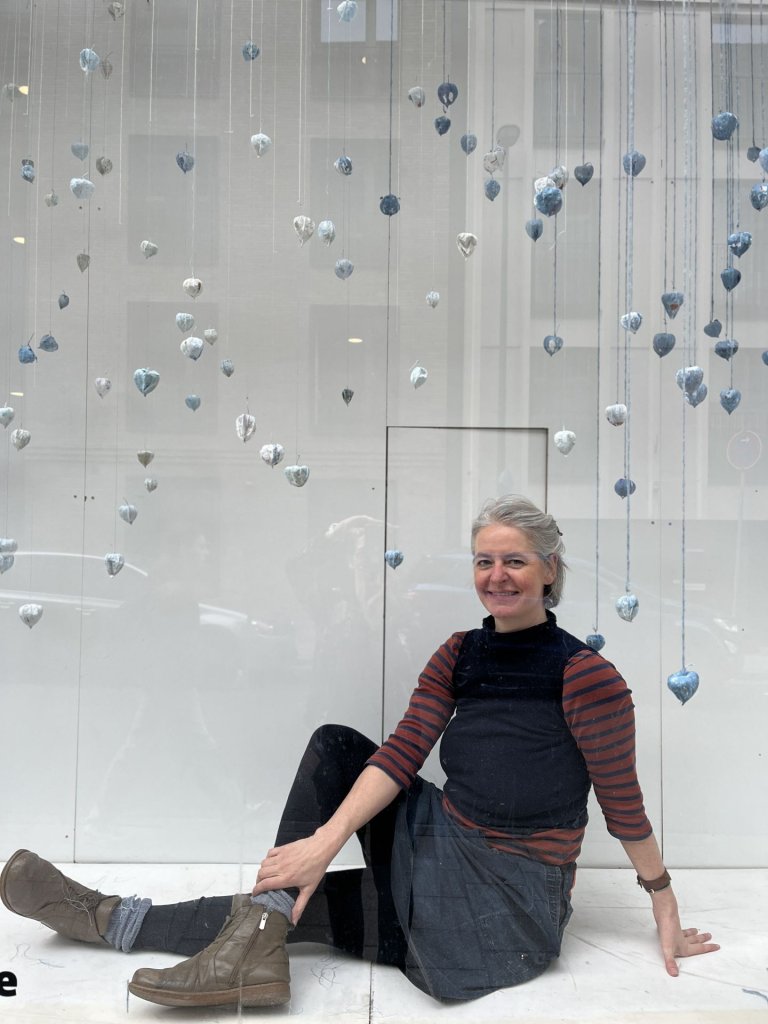 Die Künstlerin Sandra Ganser inmitten ihrer Blumen-Installation.