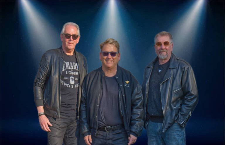 Das musikalische Trio die HERMANNS nebeneinander stehend.