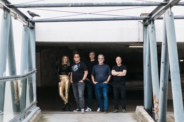 Die Musikgruppe ORAKY nebeneinanderstehend: von links eine Frau und vier Männer.