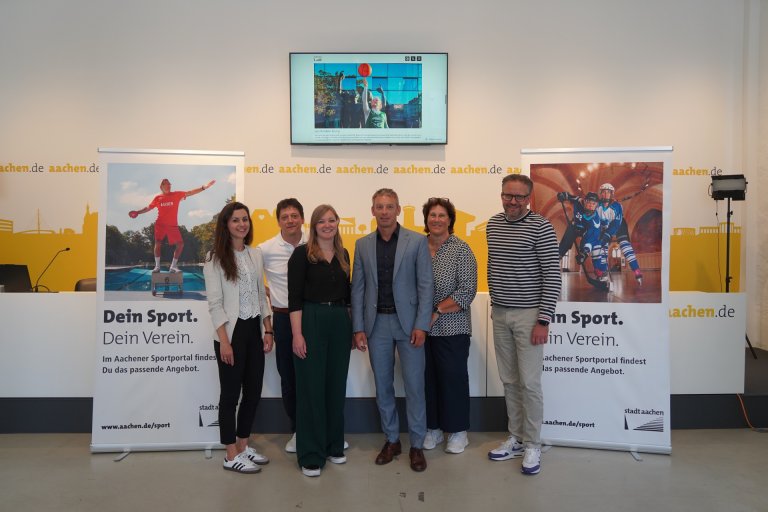 Sechs Menschen mit Rollups zum Thema Sport