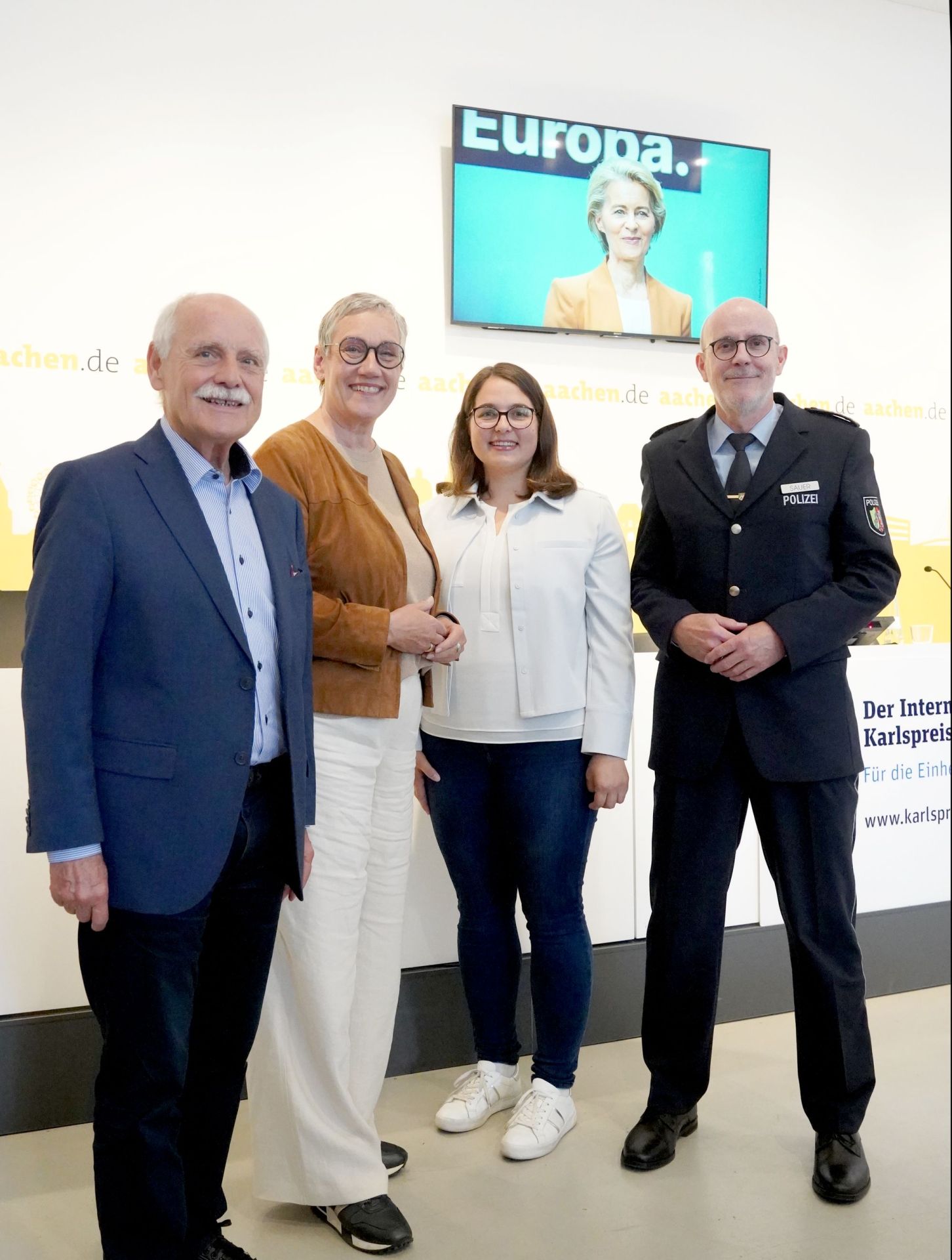 Vier Menschen stehen zusammen.