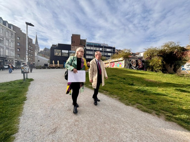 Stadtbaurätin Frauke Burgdorff und EU-Direktor Patrick Child gehen über die Grünfläche des Büchel-Areals.