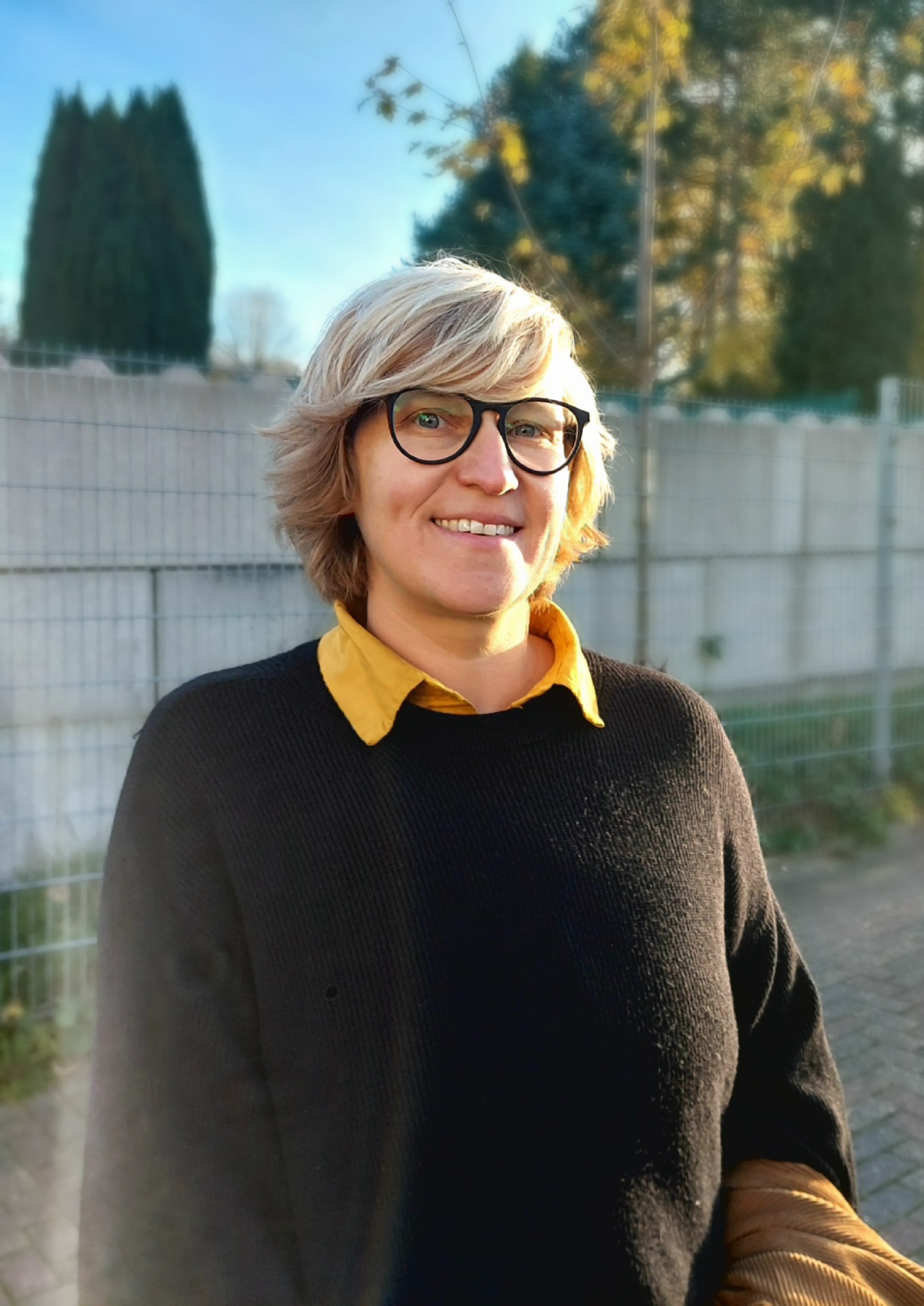 Lena tom Dieck hat blonde Haare und trägt eine Brille.