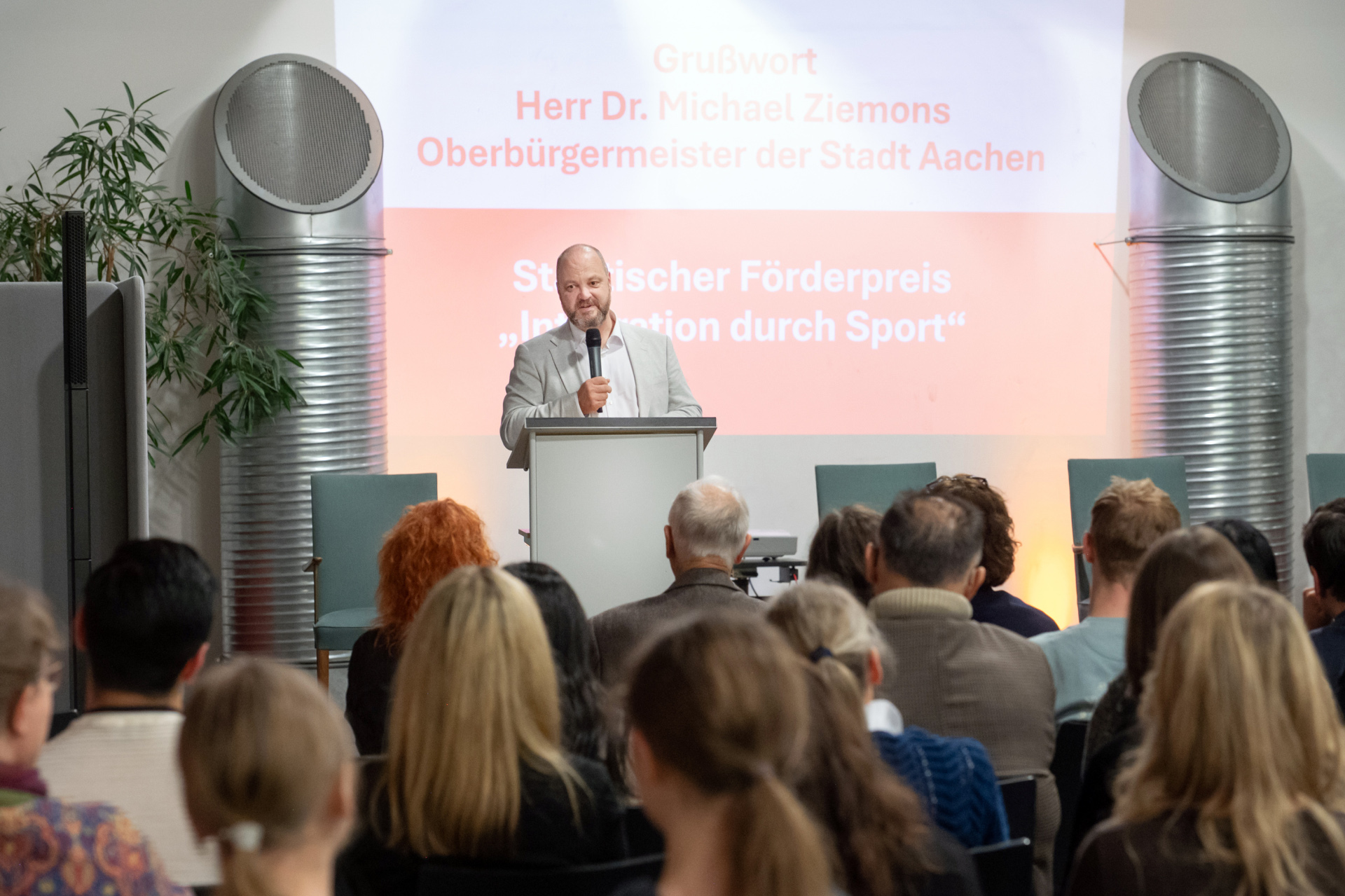 Aachens Oberbürgermeister Michael Ziemons beim Grußwort.