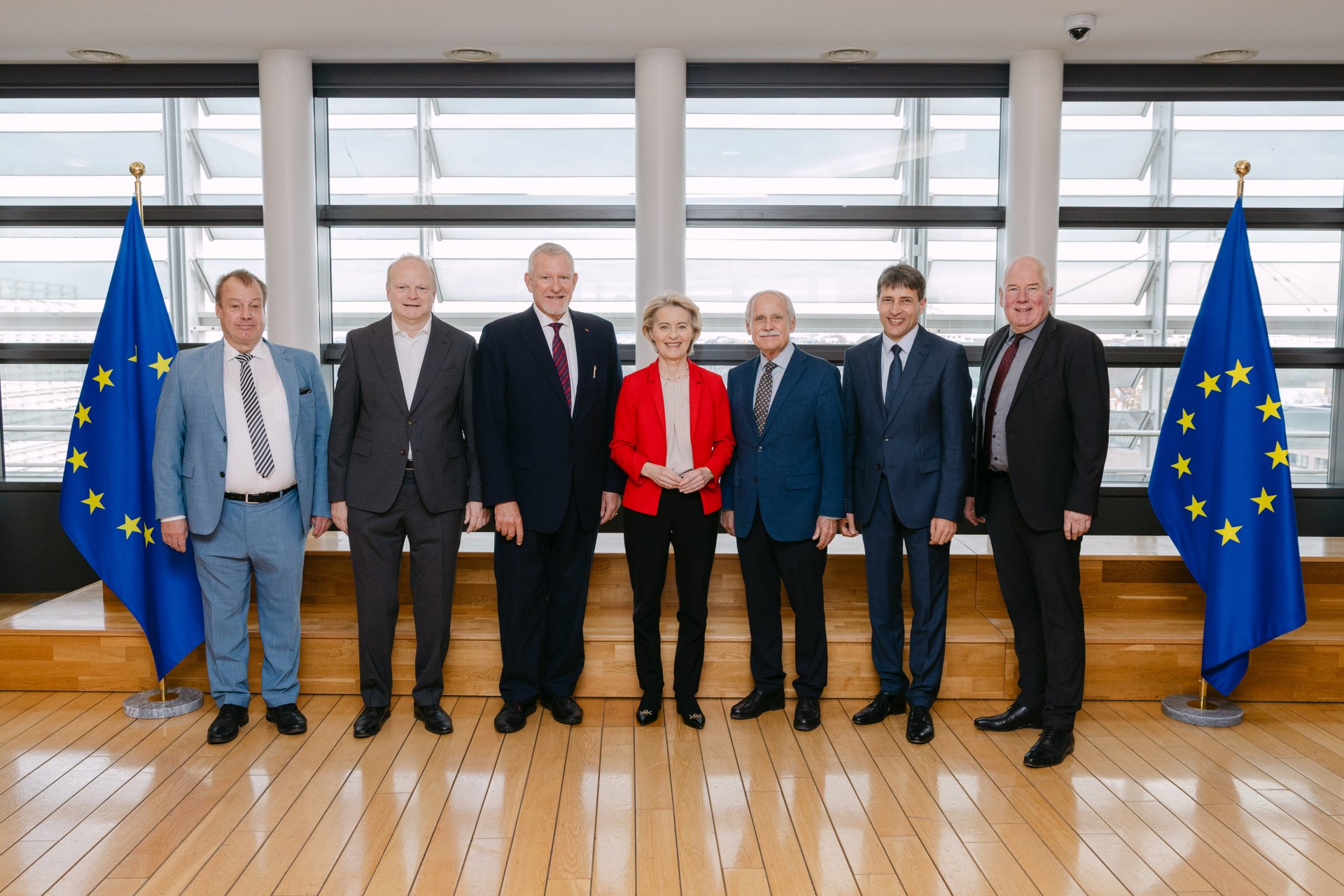 Dr. Ursula von der Leyen, Präsidentin der Europäischen Kommission steht in der Mitte von sechs Männern.