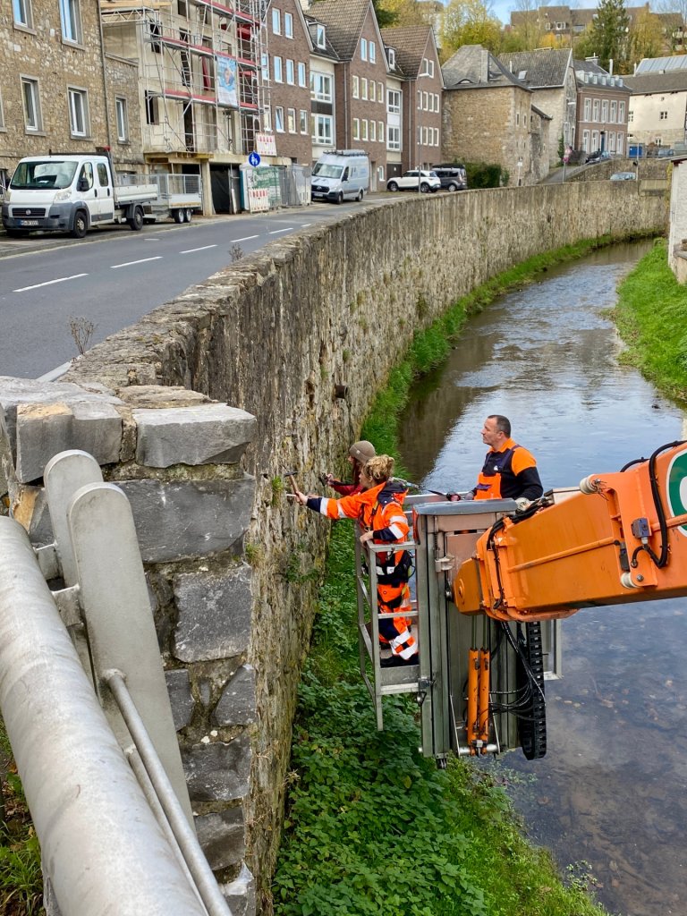 Mit einem Unterflurgerät kontrollieren Ingenieur*innen den Zustand der Ufermauer in Kornelimünster. 