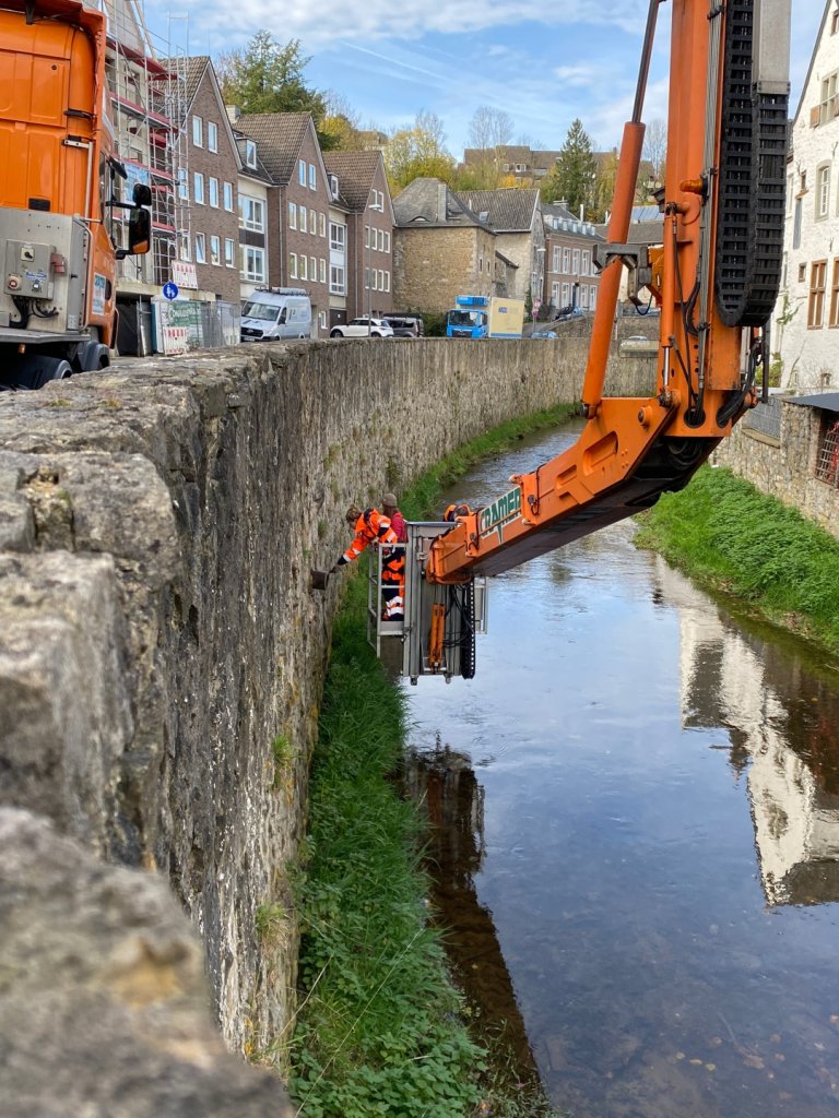 Mit einem Unterflurgerät kontrollieren Ingenieur*innen den Zustand der Ufermauer in Kornelimünster. 
