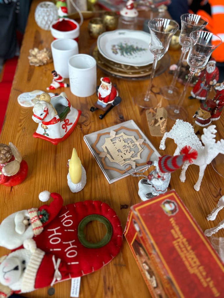 Weihnachtliche Dekorationsartikel werden auf einem Tisch präsentiert.   