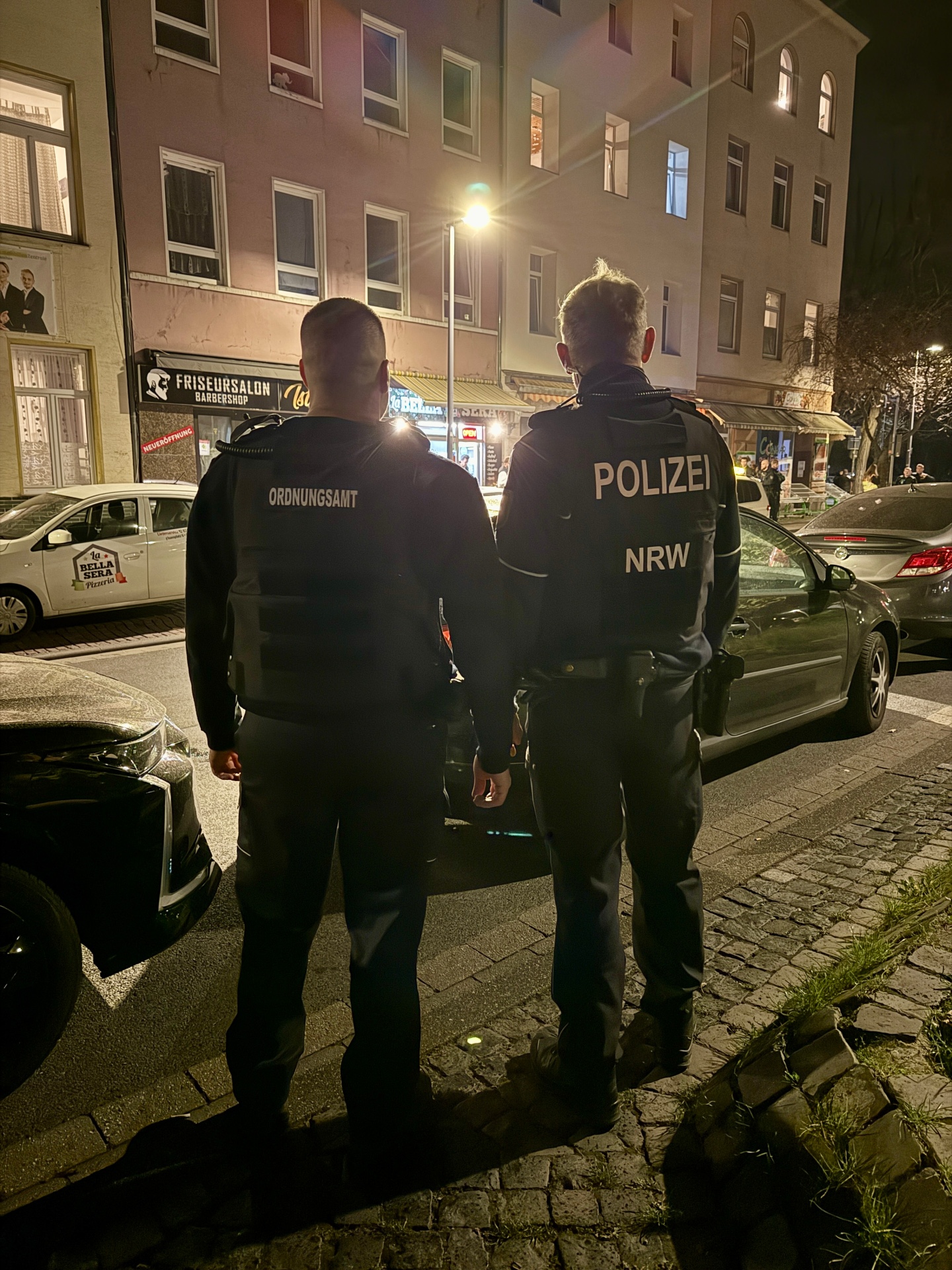 Ein Polizist und ein Mitarbeiter des Ordnungsamts.
