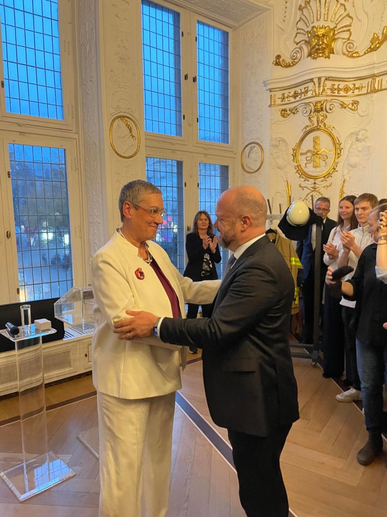 Amtsübergabe von Oberbürgermeisterin Sibylle Keupen an ihren Nachfolger Dr. Michael Ziemons Sibylle Keupen und Dr. Michael Ziemons greifen sich bei den Armen.