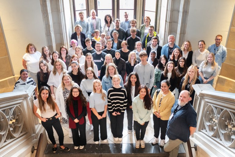 Menschengruppe im Aachener Rathaus