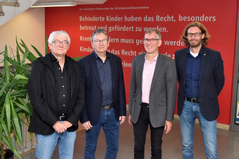 Mitglieder des Vereins und der Verwaltung im Treppenhaus.
