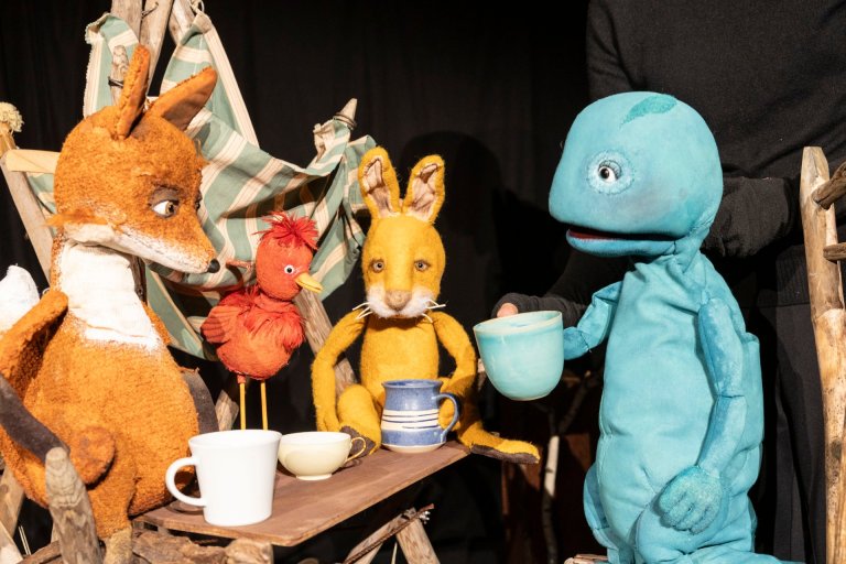 Vier Puppen in einem Theaterstück