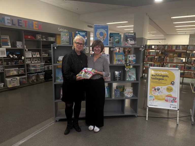 Burgdorff und Reinwald im Foyer der Stadtbibliothek