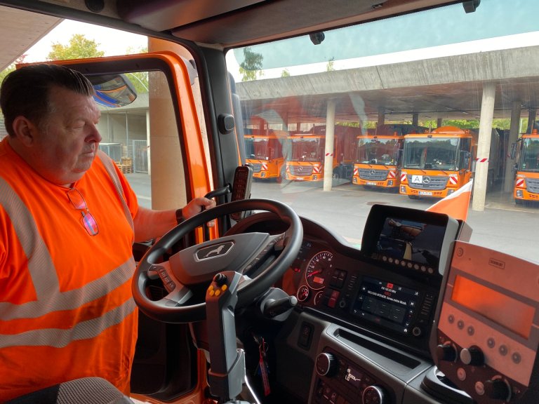 Uwe Pabst steht im Führerhaus eines Winterdienstfahrzeuges.