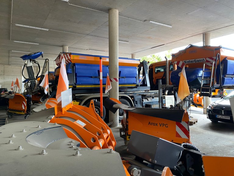 Fahrzeuge stehen in einer Halle des Aachener Stadtbetriebs.