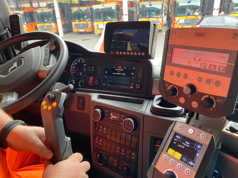 Technische Geräte im Führerhaus eines Streu-LKW.