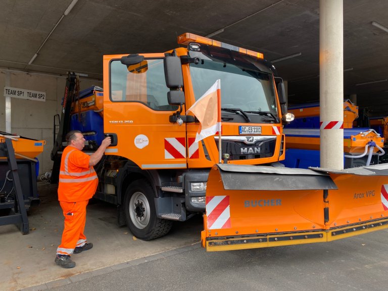 Uwe Pabst steht an einem Streu-LKW.