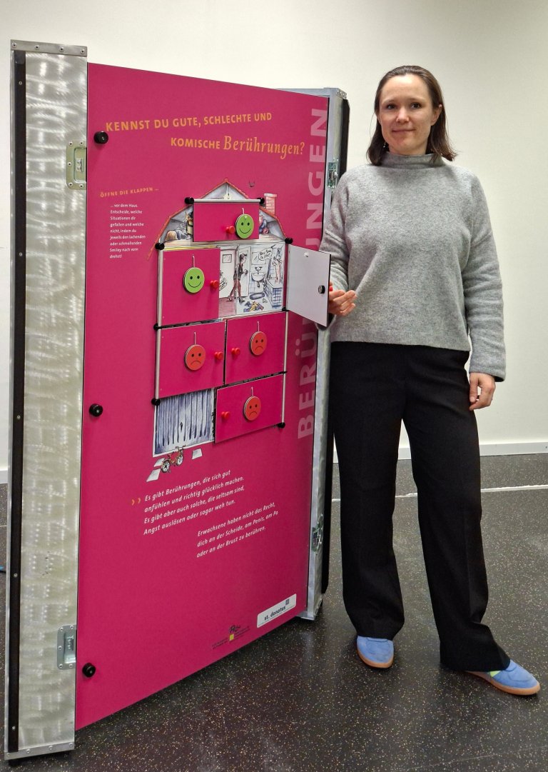 Frau vor Stellwänden