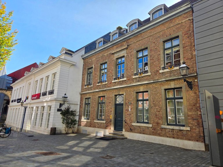 Eine historische Hausfassade in der Aachener Altstadt.