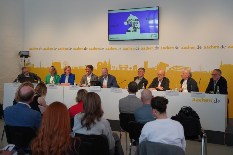 Menschen auf einem Podium