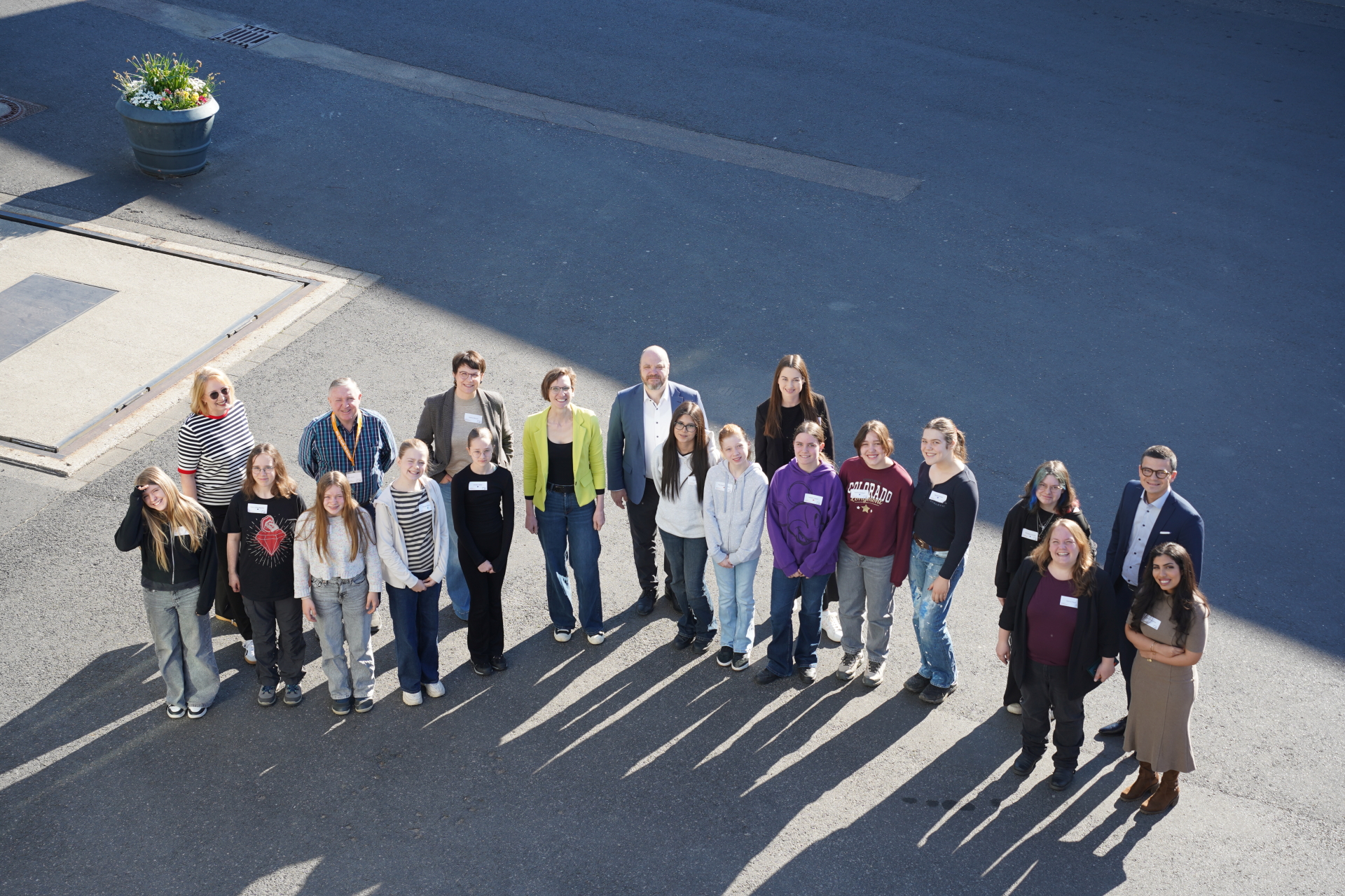 Teilnehmerinnen und Mitarbeiter*innen des Stadtbetriebs stehen auf dem Betriebsgelände.