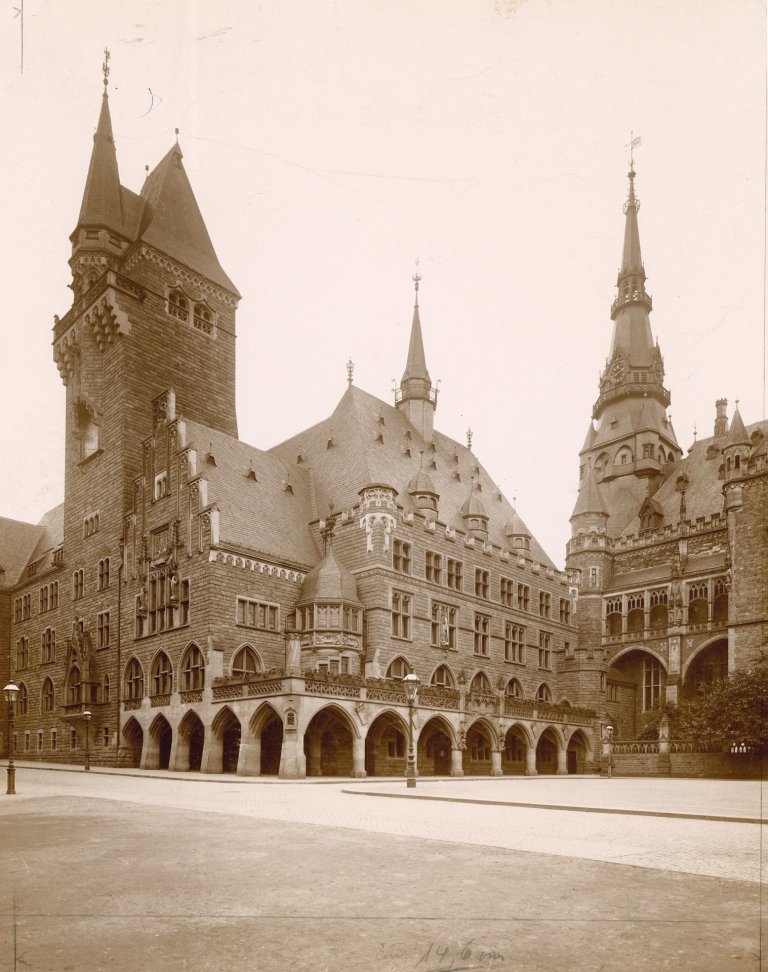 Fotografie des ehemaligen Verwaltungsgebäudes am Katschhof mit vielen Türmen, Verzierungen.