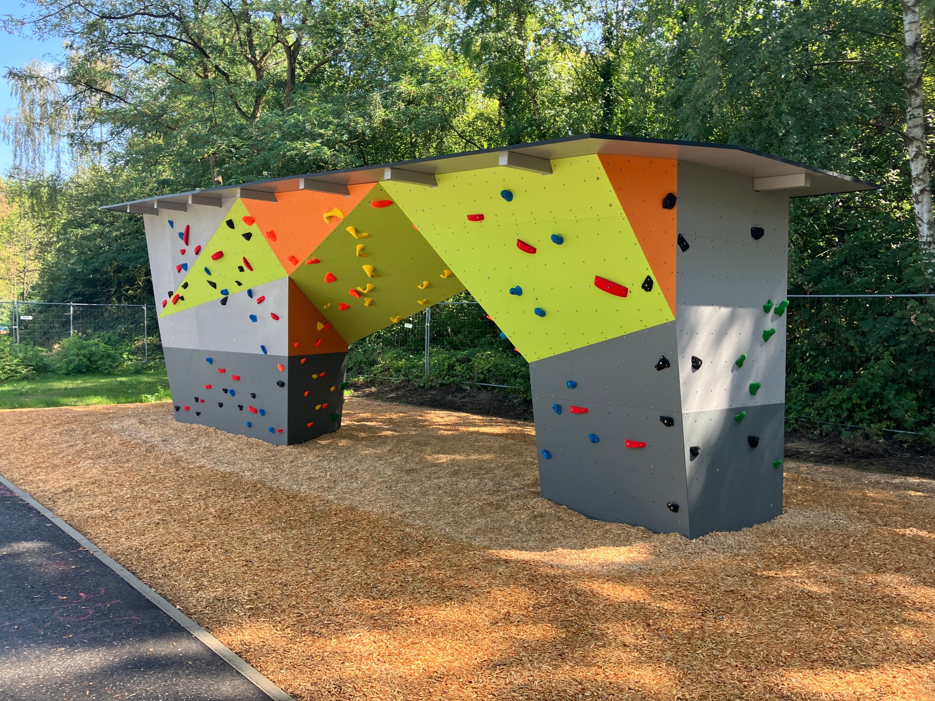 Ein künstlicher Kletterfelsen