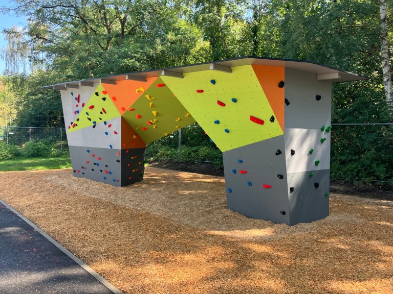 Ein künstlicher Kletterfelsen