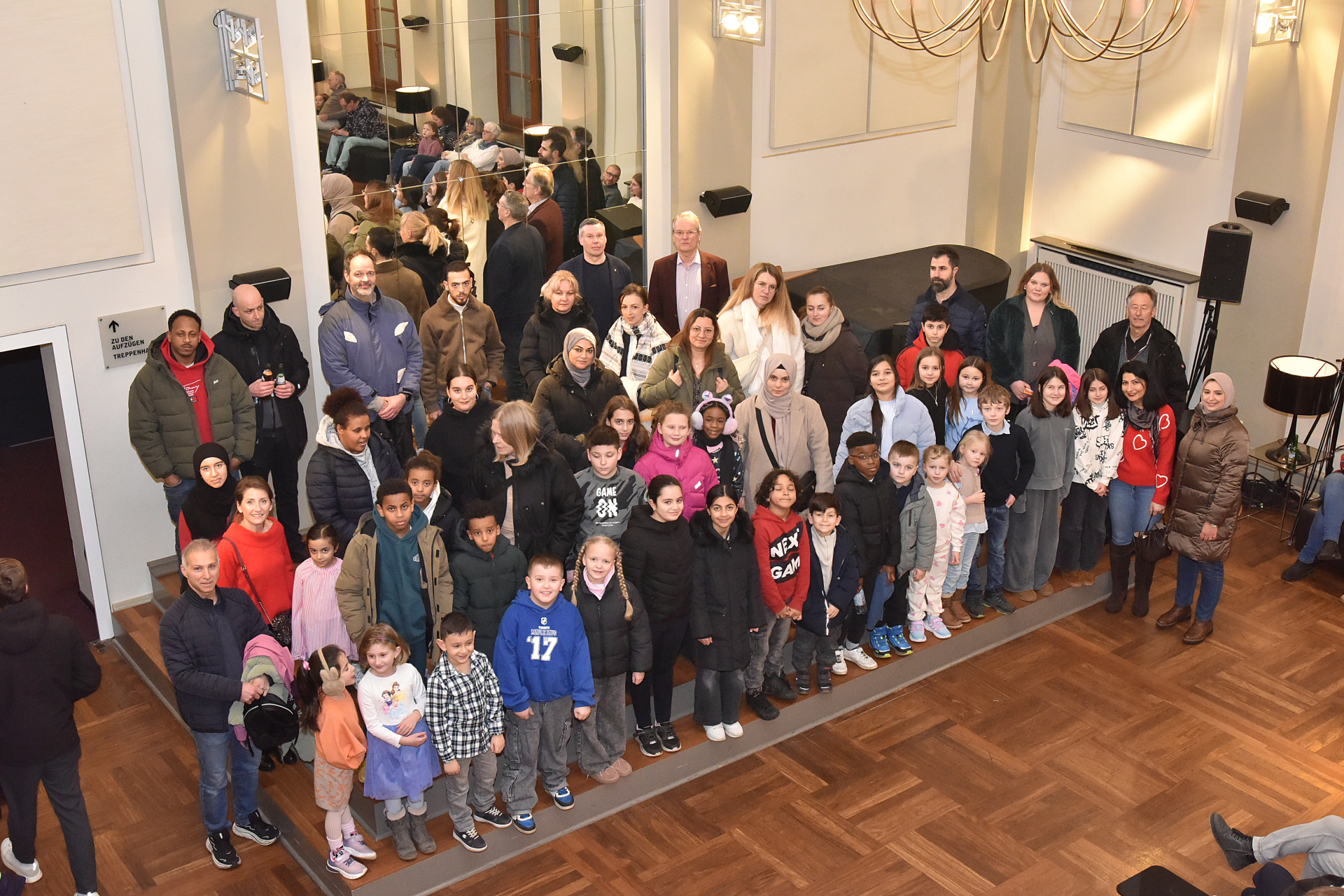 Menschengruppe in einem Saal des Theaters