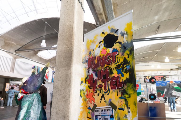 Bilder in einer Ausstellung